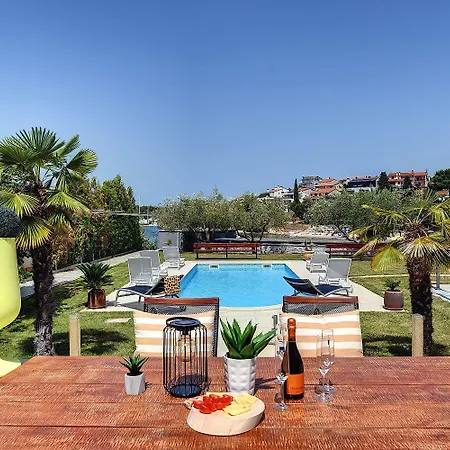 Sunny Just 10 Meters To The Sea Holiday home Pjescana Uvala